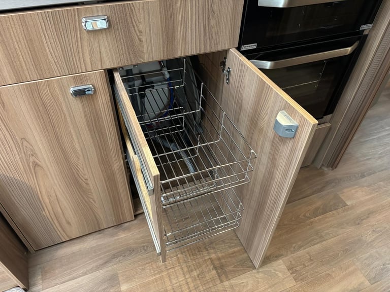 2016 SWIFT CONQUEROR 645, ISLAND BED, TALL FRIDGE, ALDE, SOLAR