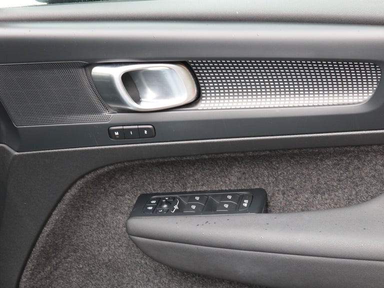 2024 Volvo XC40 Plus Dark B4 (197 hp) ESTATE Petrol/Electric Hybrid Automatic