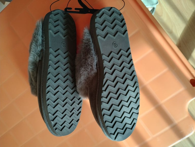 Grey faux fur lined women's slippers. Size 5  - 6. Brand new