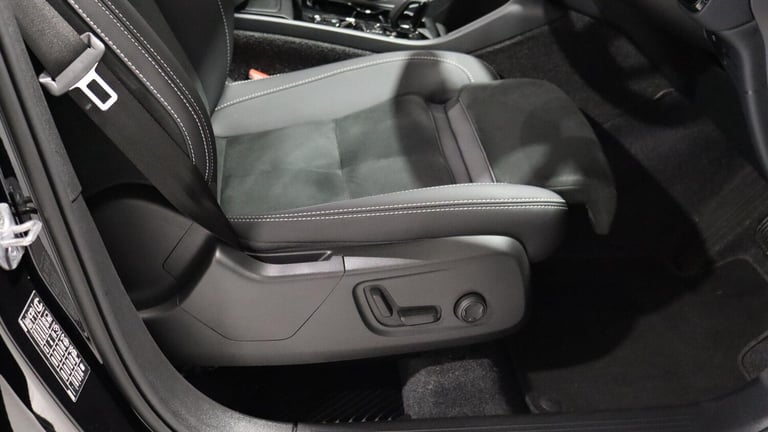 2025 Volvo XC40 B4 (P) Ultra Black Edition (Sunroof, Harman Kardon, 360 Camera) ESTATE Petrol/Ele...