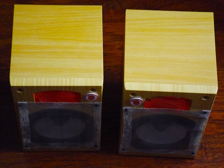 Orang-u-can refurbished Monitor Audio R1 Speakers