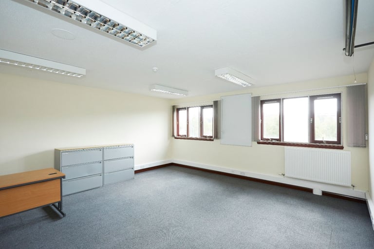 32 m² Bright South-facing Office in Slateford for Rent £595+VAT pcm inc. bills, parking & EV charge