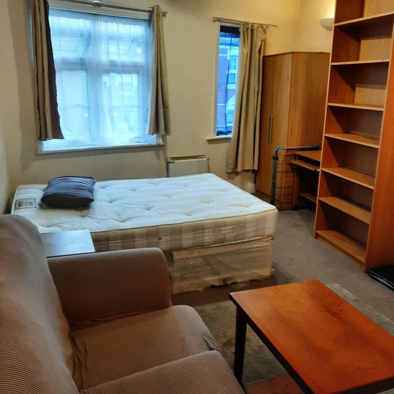 *S/C LARGE DOUBLE STUDIO FLAT AT FINCHLEY CENTRAL N3 in Finchley