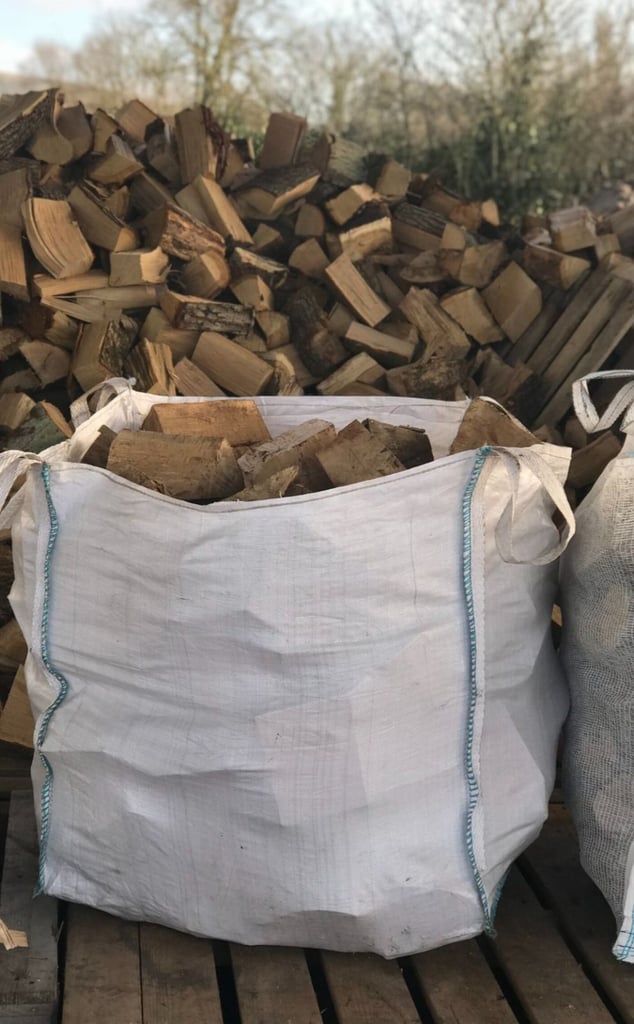 image for 1 tonne buiders bags of dry seasoned hardwood logs with free delivery 