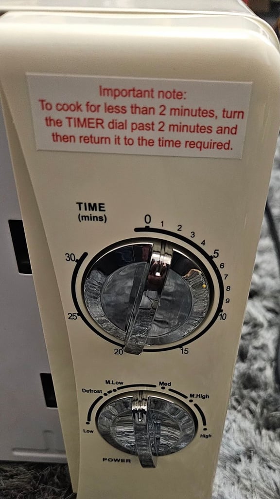 Russell Hobbs RHMM701C 17L 700w Cream Solo Manual Microwave with 5 Power Levels, Ringer & Timer,