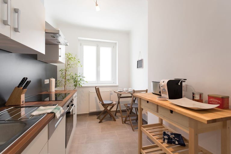 Modern 1-Bed Apartment in Centenary Plaza – Fully Renovated