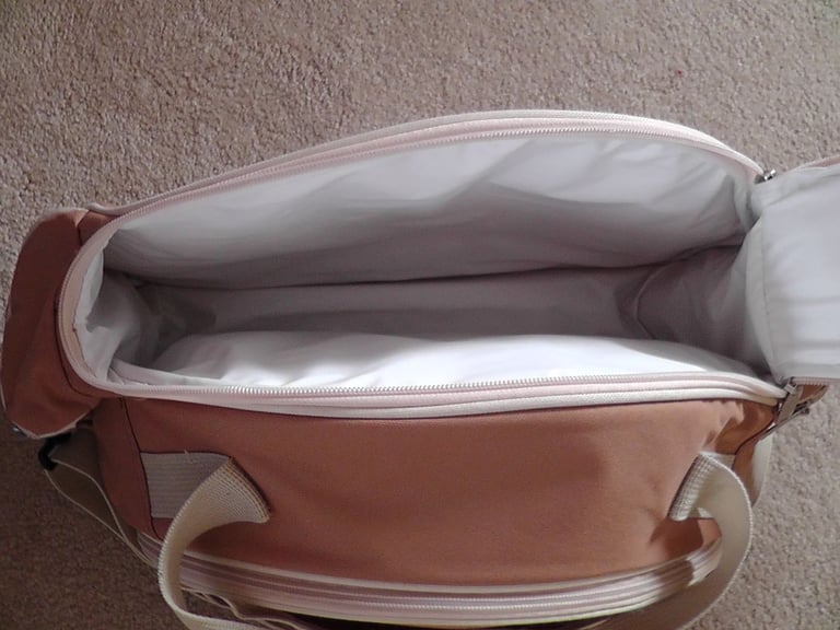 Picnic bag-4 Person – complete with cutlery, plates, glasses and Cooler Compartment 