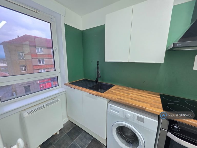 2 bedroom flat in Cathcart Street, Greenock, PA15 (2 bed) (#2685488)