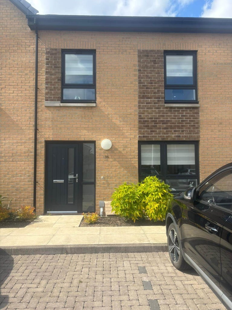 Modern 2-Bedroom Mid Terrace House with Garden 