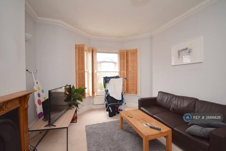 2 bedroom flat in Harbut Road, London, SW11 (2 bed) (#2666828)