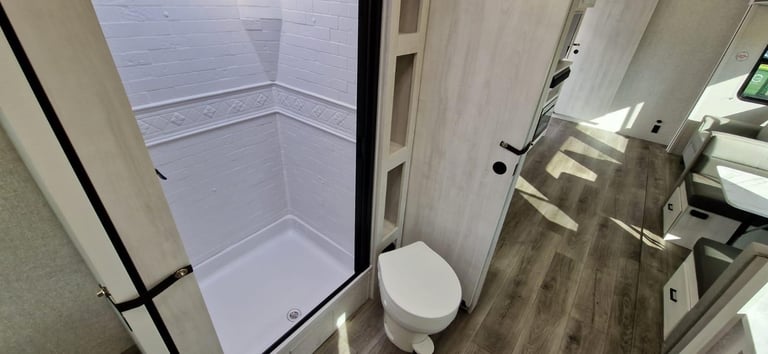 Forest River East To West Longitude 319BH American Caravan 5th Wheel