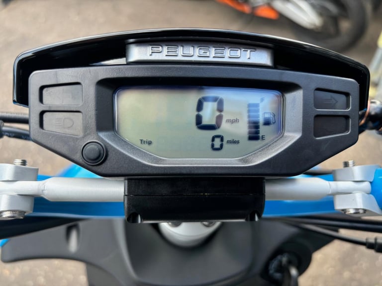 Peugeot Kisbee Streetzone 50cc Automatic Twist and Go Scooter