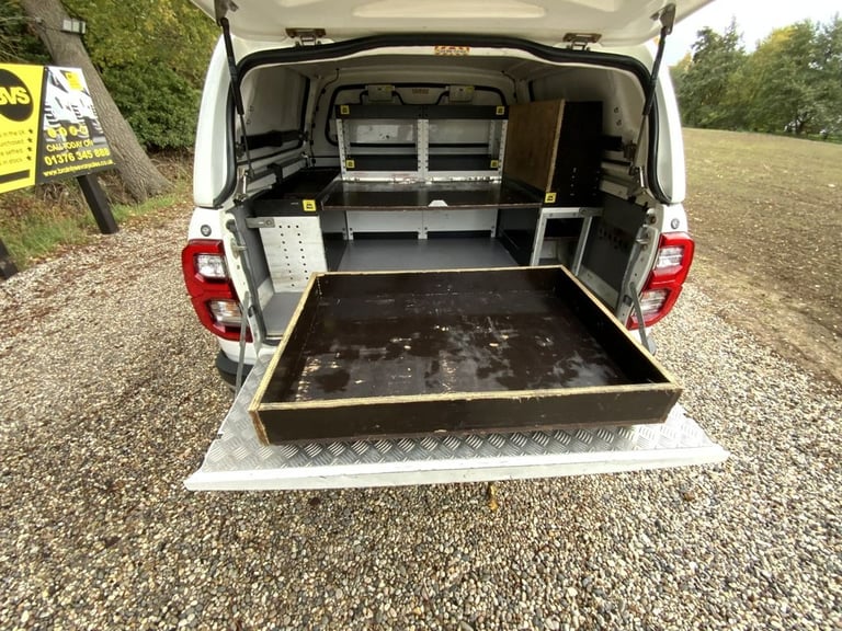 2021 Toyota Hilux 2.4 D-4D Invincible Pickup Double Cab 4dr Diesel Manual 4WD Euro 6 (s/s) (1 PIC...