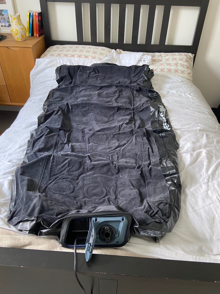 Inflatable bed with built in pump
