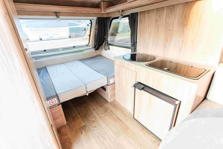 Freedom Sunseeker Classic - lightweight three berth caravan with oven