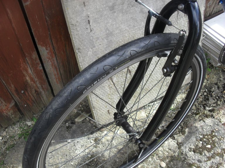 CLAUD BUTLER ADULT HYBRID BIKE.