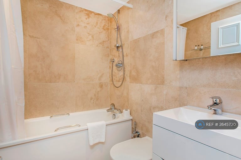 2 bedroom flat in Prince Of Wales Terrace, London, W8 (2 bed) (#2645730)