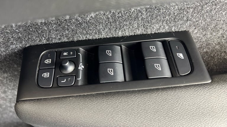 2021 Volvo XC40 Recharge R-Design, T5 plug-in hybrid (Power Tailgate, Sensus Navigation) Estate P...