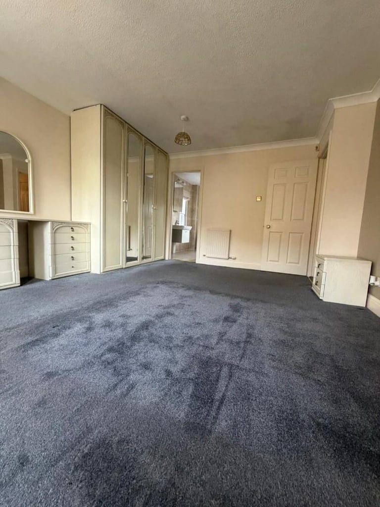 5 BEDROOM DETACHED HOME IN WINDSOR