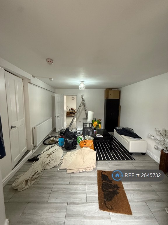 1 bedroom flat in Roundhay Road, Leeds, LS8 (1 bed) (#2645732)