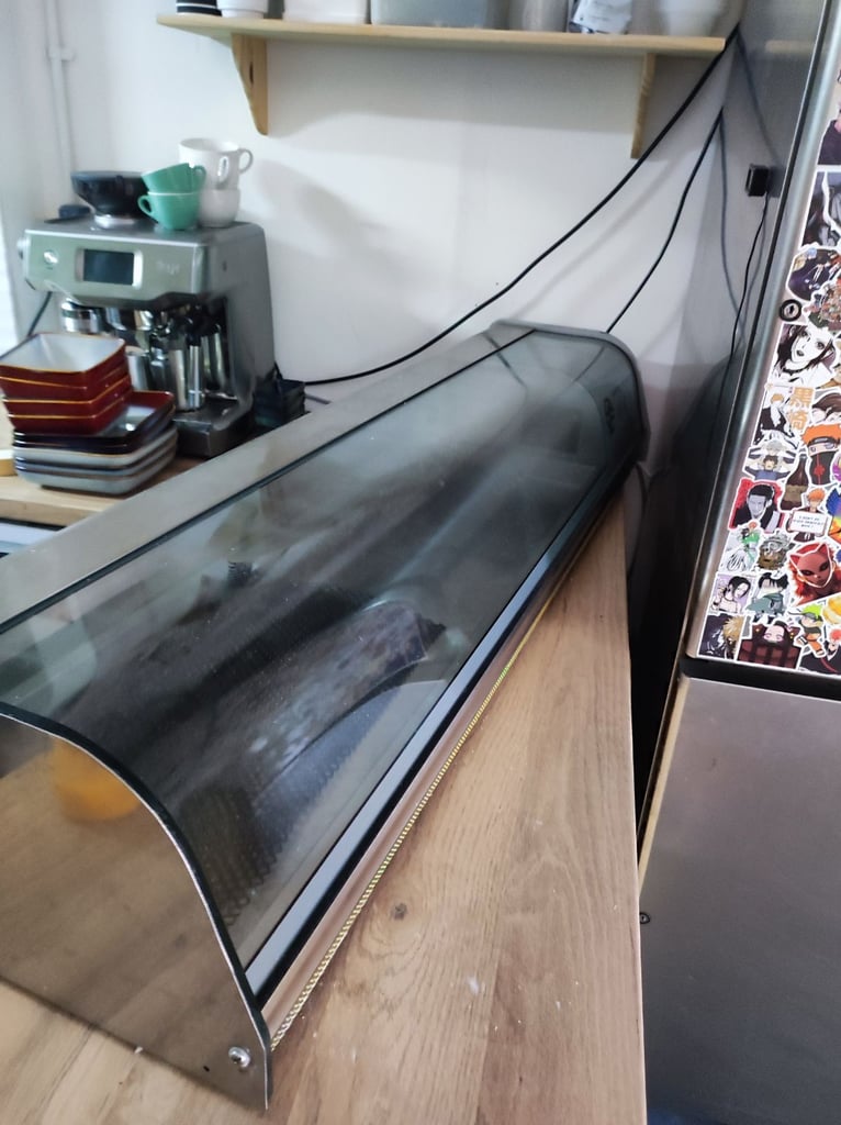 Counter top refrigerated display case