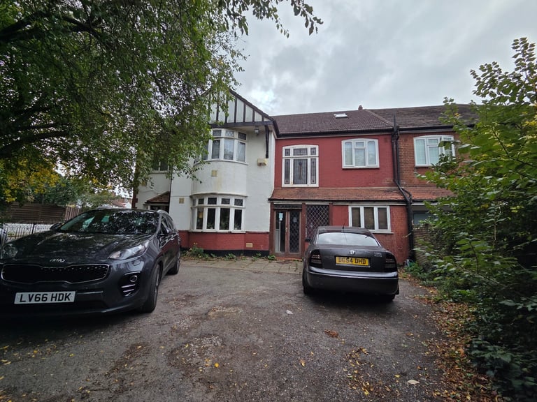 Modern 2-Bedroom Split-Level Flat – Streatham Hill