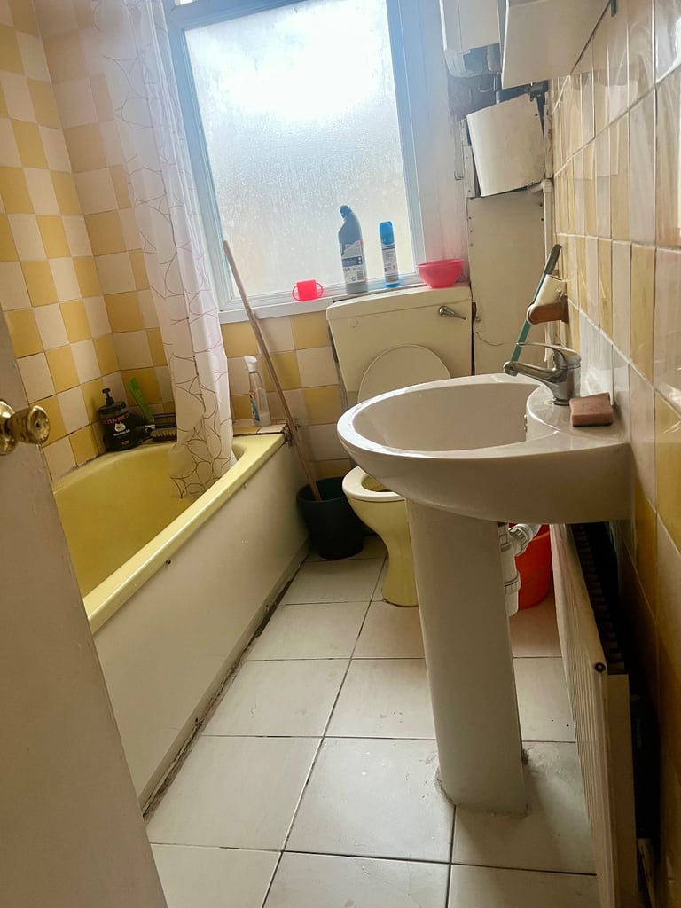 Big double room for rent near station 