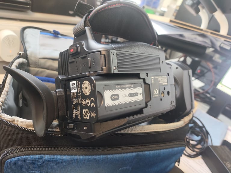 Panasonic UHD 4K Camcorder HC-X1500 with Extra Battery in Immaculate Condition