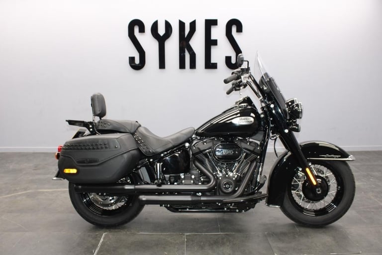 2024 Harley-Davidson FLHCS Heritage Softail Classic in the Vivid Black 