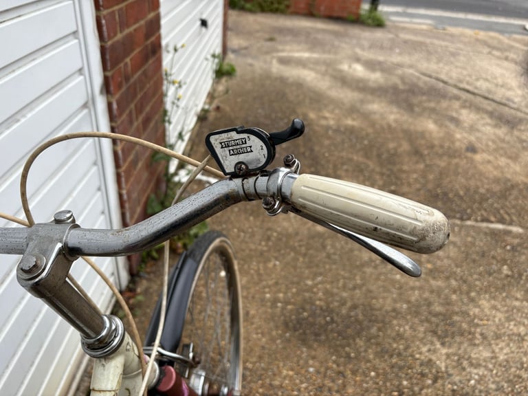 MAN OR LADIES BIKE RETRO SHABBY CHIC 28in wheels 3 gears 21in frame   £90