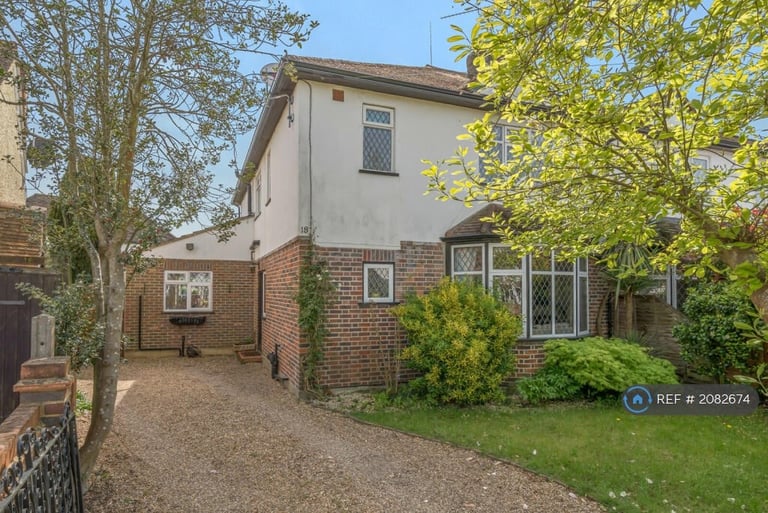 4 bedroom house in Moorhayes Drive, StainesUponThames, TW18 (4 bed