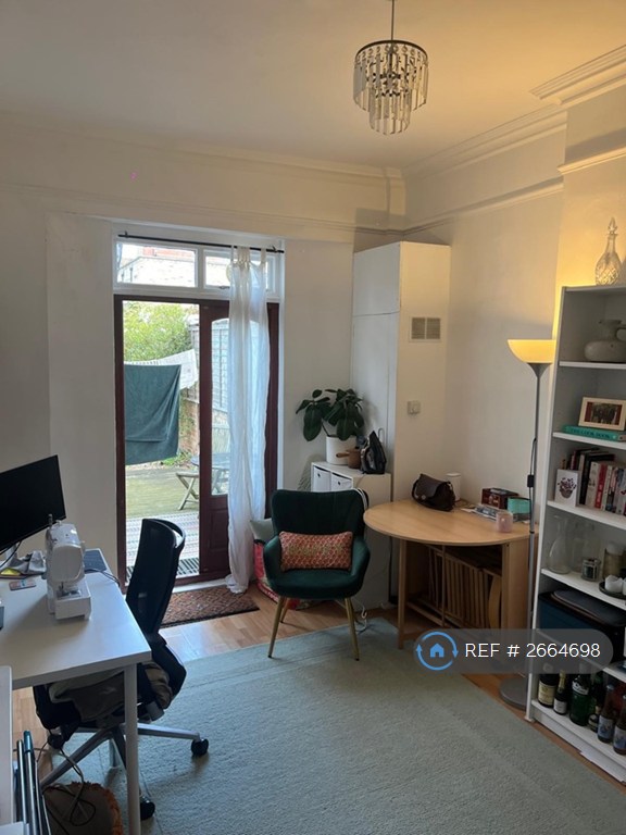 1 bedroom flat in Finsbury Park, London, N4 (1 bed) (#2664698)