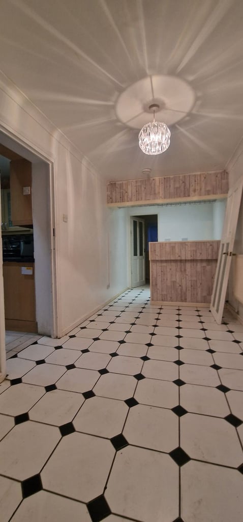 A Large 6 bedrooms, decent property for rent in Gillingham 