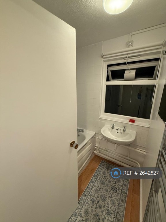 1 bedroom flat in Hornbeam Road, Buckhurst Hill, IG9 (1 bed) (#2642627)