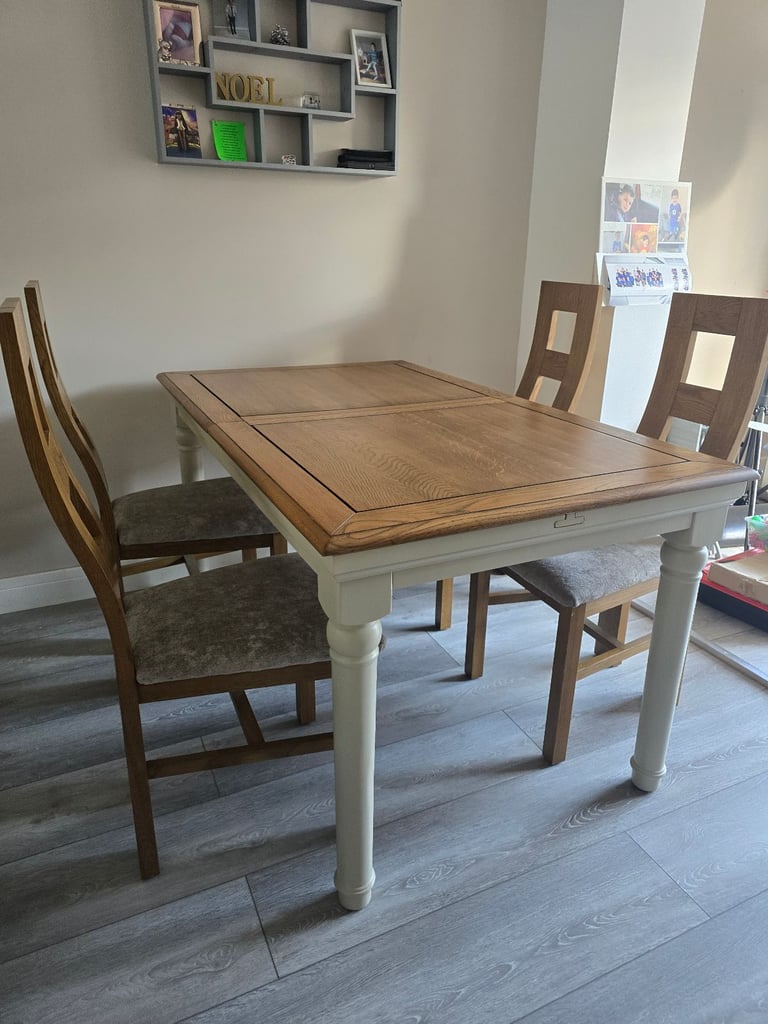 Oak Furnitureland 6 foot extendable table and chairs £400 ono