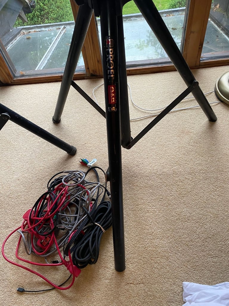  2x REDMAN Stereo Speakers and stands 300w + 100w