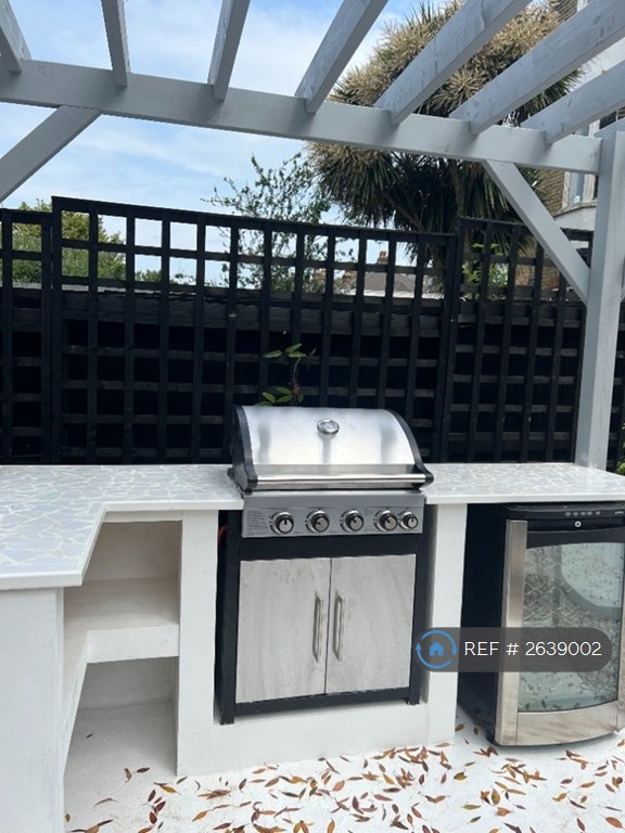 2 bedroom flat in San Remo Parade, Westcliff-On-Sea, SS0 (2 bed) (#2639002)