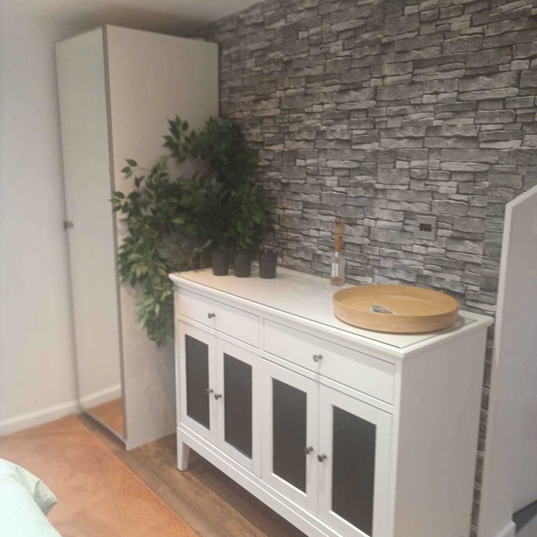 1 bedroom flat in Hathaway Gardens, West Ealing