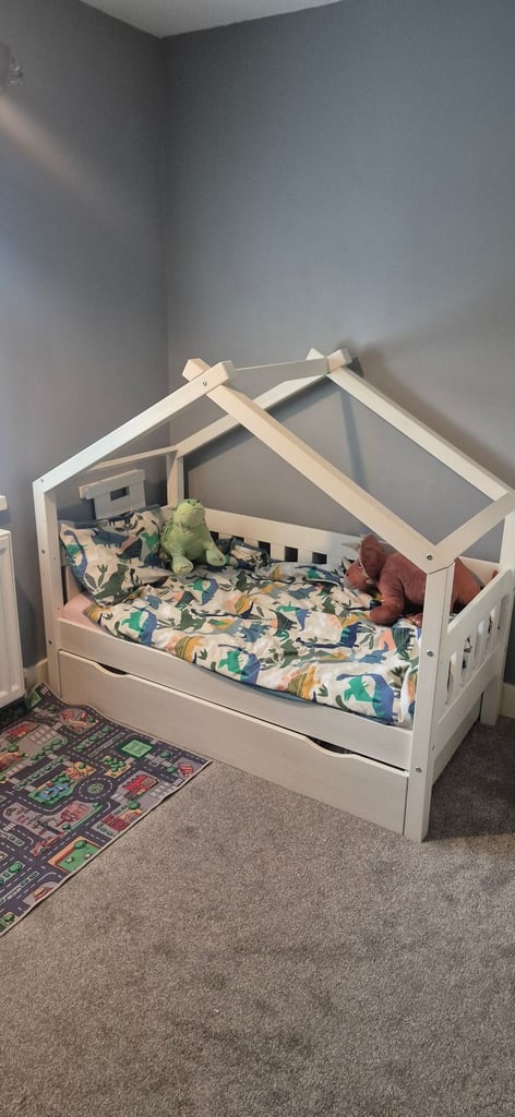 Children's house bed 