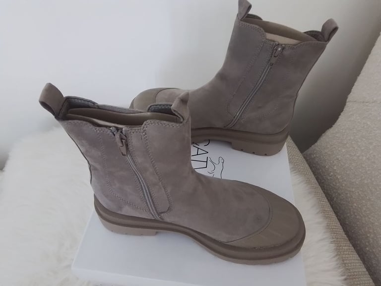 Boots Chelsea Ankle Boots Brand New Size 5.5 In Original Box 