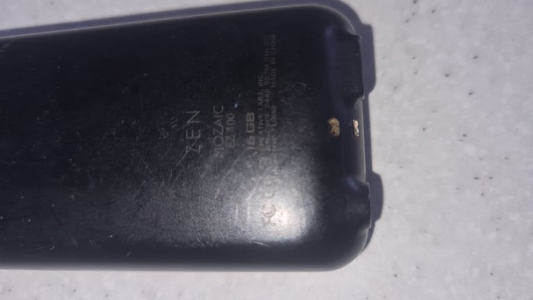 Archos Vision 3s retro 8gb mp3/ video player with usb charger/ data transfer cable