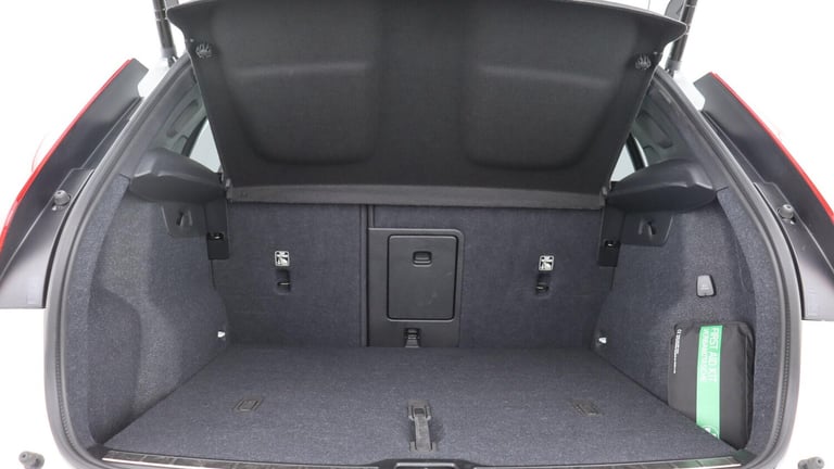 2025 Volvo XC40 B4 (P) Ultra Bright (Sunroof, Pilot Assist, BLIS, Leather) ESTATE Petrol/Electric...