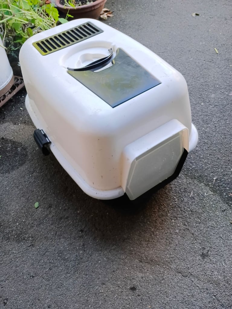 Enclosed cat litter tray 