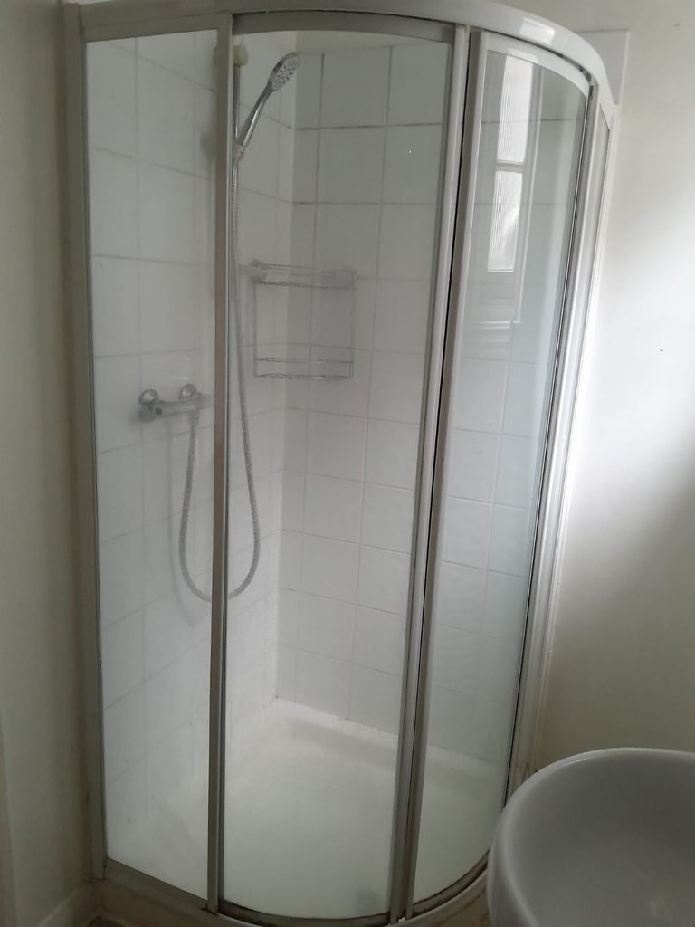 Large Studio Flat-Brook Green/Hammersmith W6; Available 3 Nov, £1200 pcm-10 min walk to 5 tube lines
