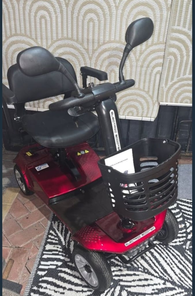 NEW SCOOTER. 5mph. 19.5St. 10mls R. Opens/Folds Carboot Mobility Scooter 