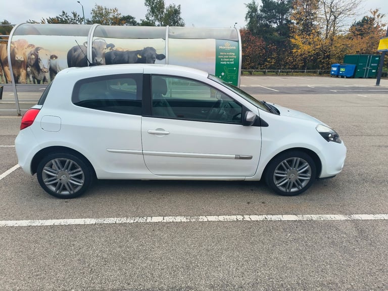 2011 Renault CLIO dynamique TomTom series.