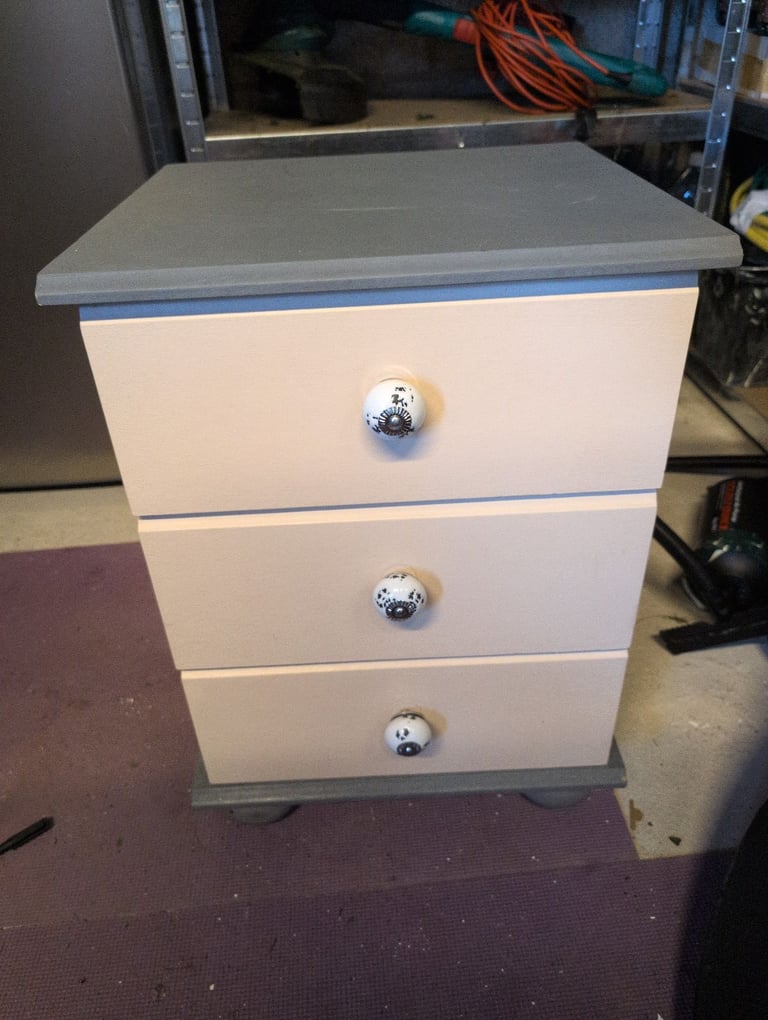 image for 2 x matching bedside tables 