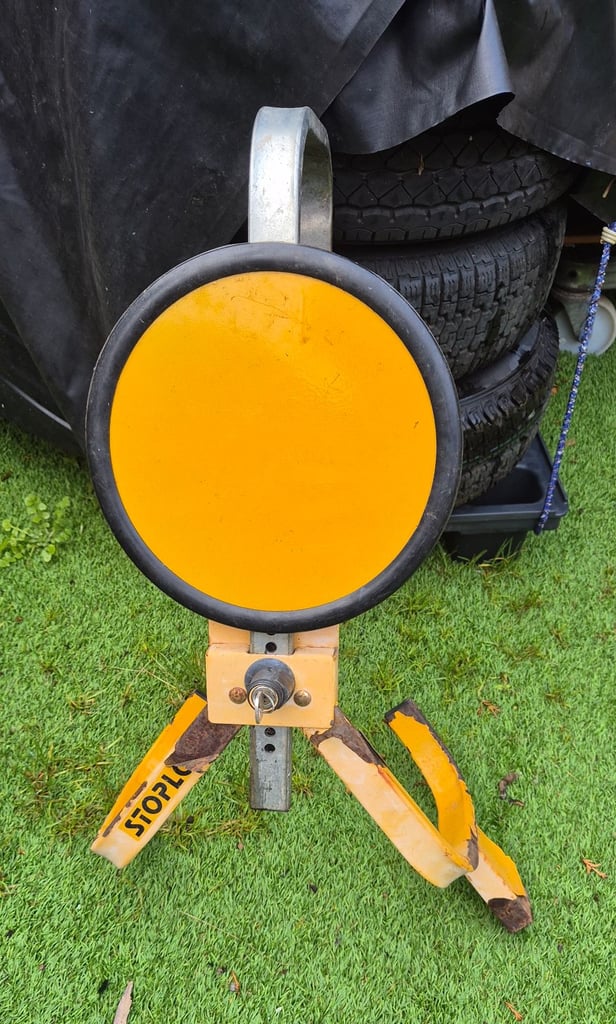 Hitch lock and wheel clamp for trailer, caravan, camper, motorhome.