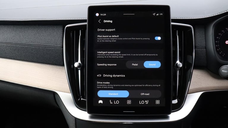 2025 Volvo XC90 B5 (P) AWD Plus Dark (Harman Kardon Sound, 360 Camera, Apple CarPlay, BLIS) ESTAT...