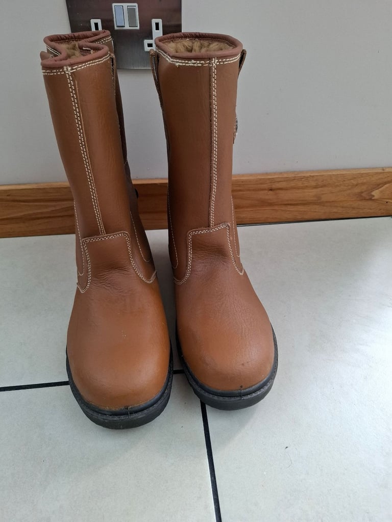 NEW Fur lined Rigger boots Size 11